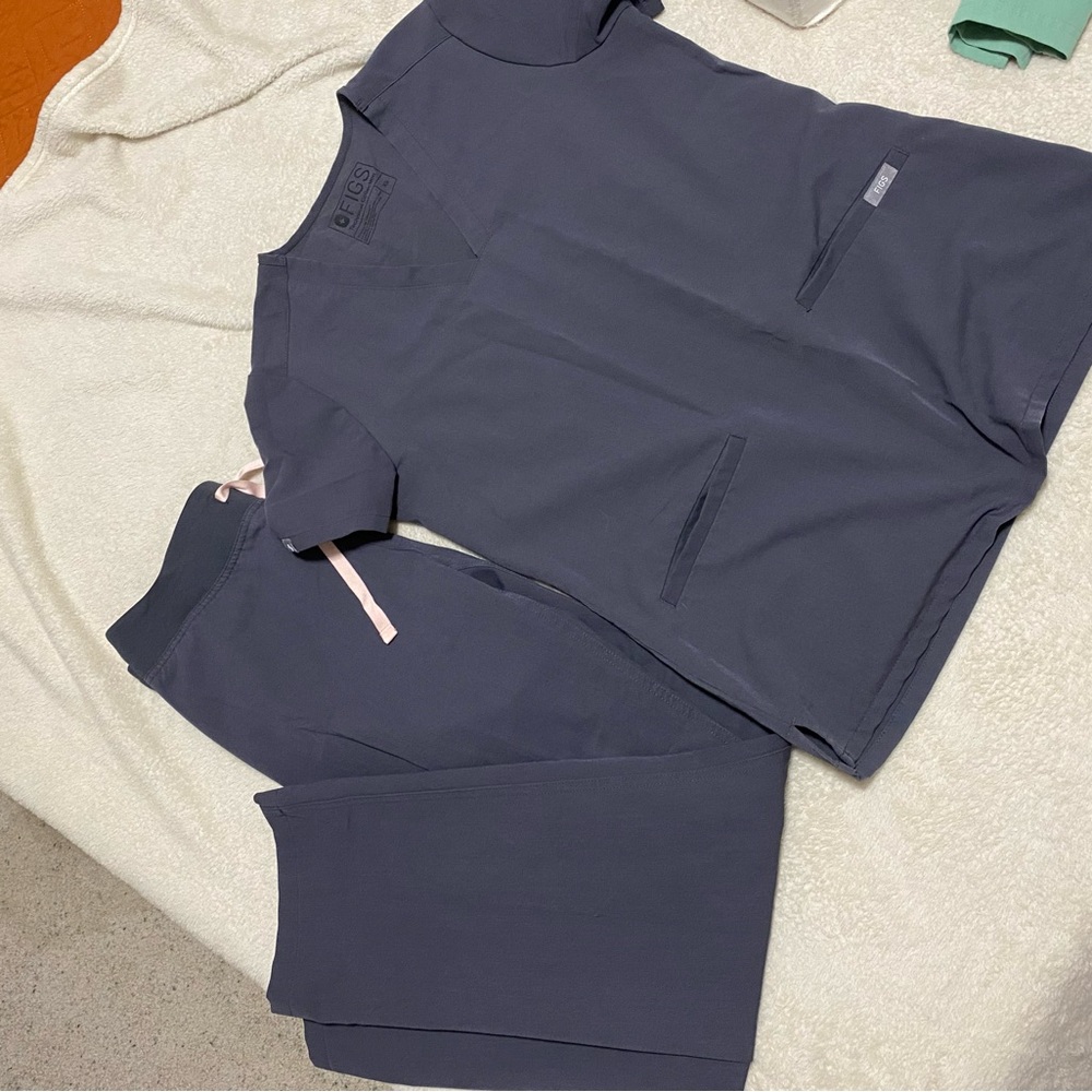 Women’s FIGS scrubs